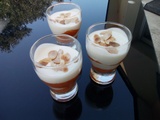 Verrines de compote d'abricots, yaourt et amandes grillées