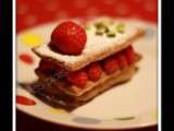 Mille-feuilles de rhubarbe compotée, fraises et crème pistache