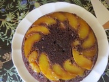 Gâteau renversé aux pêches et au chocolat