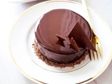 Entremet mousse chocolat, daquoise et insert crémeux caramel