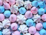 Pastel meringue kisses