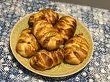 Petis pains tressés à la viande hachée