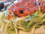 Spaghettis de courgettes avec une sauce aux tomates crues