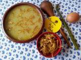 Soupe Versailles (à l'oeuf, asperges et chips d'échalotes)