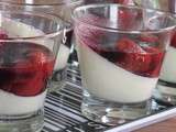 Panna cotta aux fraises et coulis de myrtilles