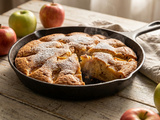 Gâteau pomme poêle : le moelleux facile sans four
