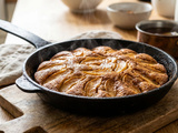 Gâteau pommes cannelle poêle : la recette sans four