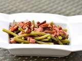 Haricots verts avec les noix de pécan et aux lardons