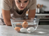 Pourquoi l’œuf qui flotte n’est pas toujours bon à manger