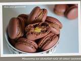 Macarons au chocolat noir et coeur caramel