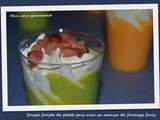 Soupe froide de petits pois avec une mousse de fromage frais