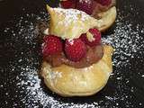 Mini-choux chantilly au chocolat et framboises fraîches