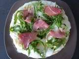 Pizza maison: chèvre, mozzarella, jambon cru et roquette