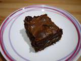 Brownie aux noix avec de la confiture de lait