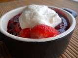 Soupe de fraises et framboises au vinaigre de tomates, crème fouettée aux amandes