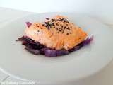 Saumon au sirop d'érable sur lit de chou rouge poêlé (Salmon cooked with maple syrup on a bed of fried red cabbage)