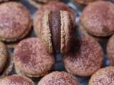 Macarons aux chocolat noir poudrés cacao