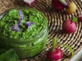 Radish leaves pesto with almonds and fresh garlic // Pesto de fanes de radis aux amandes et à l'ail frais