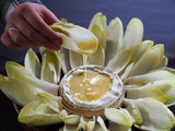 Camembert rôti au four, dips d’endives