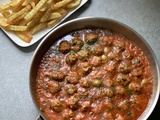 Boulettes de viande hachée et aubergines, sauce tomate