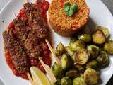 Brochettes de kefta, accompagnées de bulgur, sauce tomate et choux de bruxelles