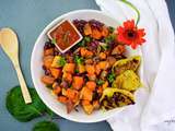 Assiette de patates douces au paprika fumé et galettes de maïs vegan