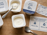 Calories dans un petit suisse : 82 kcal par pot de 60 g, 136 kcal pour 100 g et bien moins en version 0 %