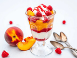 Impossible de résister à cette pêche Melba : le dessert star de l’été (et ultra facile à faire)