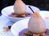 Poire pochée aux épices, mousse au chocolat et tonka, croustillant spéculoos et noix de pécan