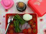 Salade-in-box de haricots verts et tomates, oeuf et oignons rouge