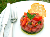 Tartare de thon à l’italienne, pesto maison, tuile de parmesan, Château Tour de Bonnet blanc 2020