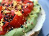 Tartine d’avocat crémeux et tartare de tomates-cerises, zeste de clémentine