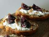 Tartines de foccacia, faisselle de brebis au miel, figues fraîches et pignons de pin torréfiés