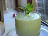 Smoothie glacé de concombre à la menthe