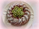 Gâteau yaourt, kiwis, pépites de fraises et poudre de macarons