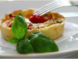 Quiche aux 3 fromages: morbier, comté, emmental, jambon, tomates cerise et basilic