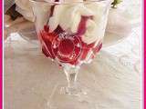 Verrine chocolat blanc, coulis de framboises, biscuits Fossier