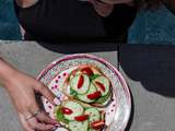 Toast aux légumes et sauce au yogourt et au feta