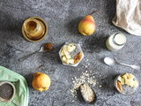 Parfait caramel, poire, flocons d’avoine et graines de chia overnight