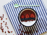 Smoothie bowl noix de coco, fruits rouges et graines de chia