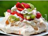 Pavlova aux Fruits (fraises, framboises, myrtilles, kiwi) Chantilly au Siphon