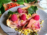 Tarte aux Poires pochées à l'Hibiscus, Framboises et Crème de Noisette façon Bourdaloue