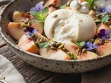 Salade de pêches blanches à la burrata et éclats de pistaches: l’association irrésistible de l’été