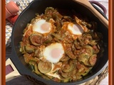 Poêlée de courgettes à la tomate et œufs