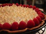 Tarte meringuée aux framboises et litchi ornée de perles de rose