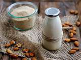 Lait d'amande et farine d'amande maison , homemade almond milk and almond meal