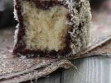 Lamingtons , gâteaux australiens bien moelleux enrobés de  chocolat et de noix de coco