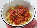 Penne à la sauce bolognaise  réalisée avec des chipolatas