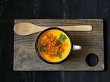 Soupe de carottes aux épices , au tahin et lentilles corail