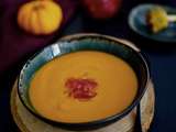 Soupe de courge butternut aux pickles d'oignons rouges